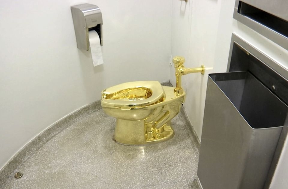 Podignuta optužnica zbog krađe zlatne wc šolje vredne pet miliona funti