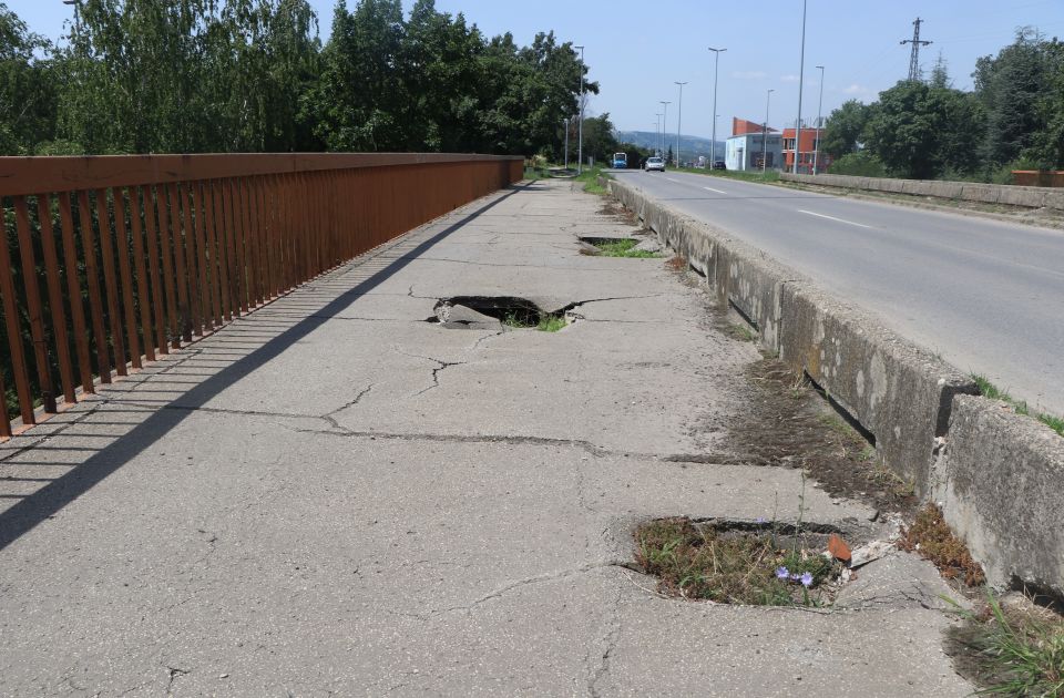 "Samo" tri godine nakon naloga inspekcije: Saniraće se rupe na oštećenom mostu na Mišeluku