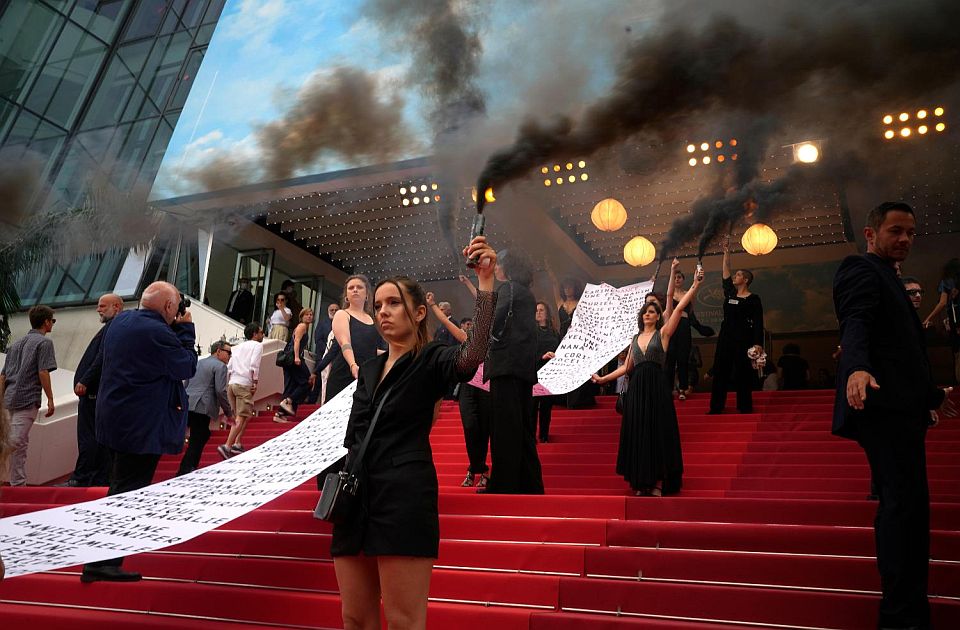 VIDEO: Protest protiv porodičnog nasilja i ubijanja žena na crvenom tepihu u Kanu