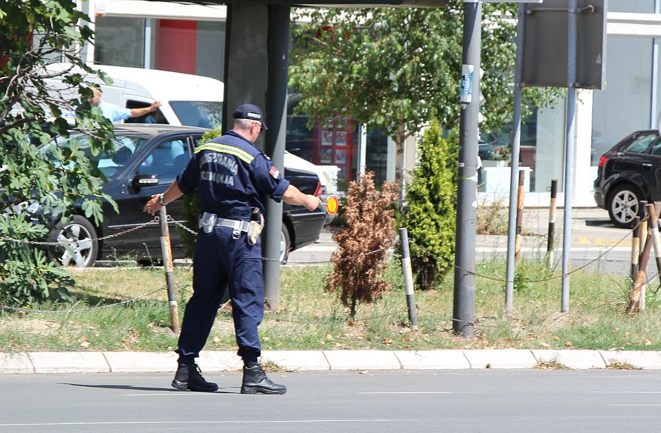 Zrenjanin: Zašto policija danima čuva izgoreli automobil?