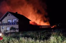 VIDEO: Goreo objekat na ulazu u Begeč, povređena jedna osoba
