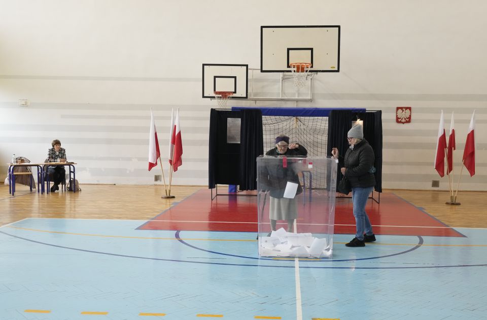 Izbori za predsednika u Poljskoj: Do podneva izašla četvrtina birača Izbori za predsednika u Poljskoj: Do podneva izašla četvrtina birača