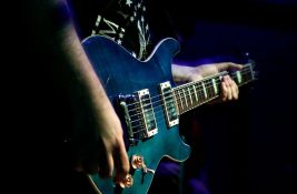 Tribina i koncert benda 