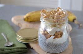 I kao doručak i kao užina: Čia puding sa kikiriki puterom i bananama