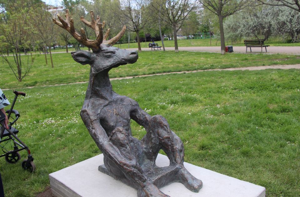 FOTO, VIDEO: Otkrivena skulptura "Čovek jelen" u Limanskom parku