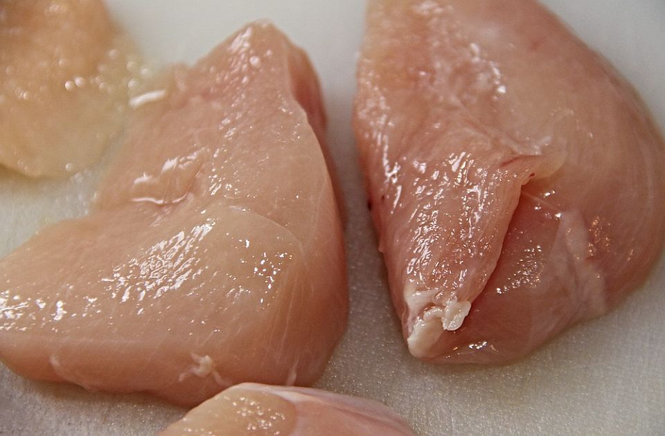 Novosađanka kupila piletinu na pijaci - meso iznutra zelene boje, evo zašto se navodno to dešava