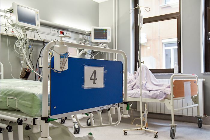 Još dvoje obolelih od korone preminulo u Kliničkom centru Vojvodine, ne prestaje rast broja zaraženih