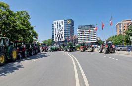 Poljoprivrednici blokirali Hajduk Veljkovu ispred Sajma