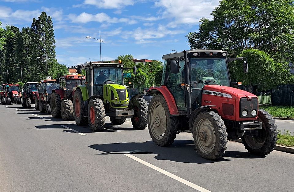  Šleperom pokušao da probije blokadu, udario i gurao traktor