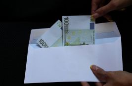Državljanin Srbije se predstavio kao direktor pošte u Crnoj Gori i od službenice dobio 19.000 evra
