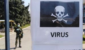 Fotografije vreća za leševe su režirane i ne dokazuju da je pandemija prevara, kao što neki u Srbiji misle