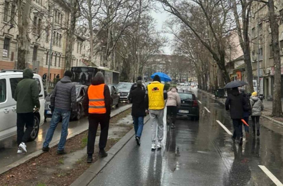 Automobilom na 16 minuta tišine ispred Elektrotehničke škole