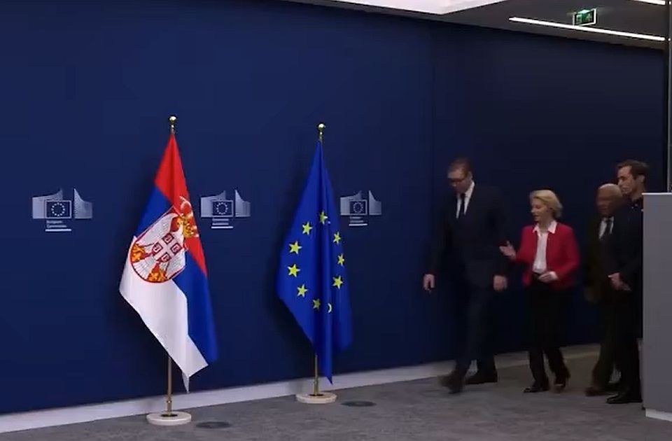 VIDEO: Vučić pred kamerama rekao da je upravo primio poruku iz Moskve, Fon der Lajen ga zaustavila