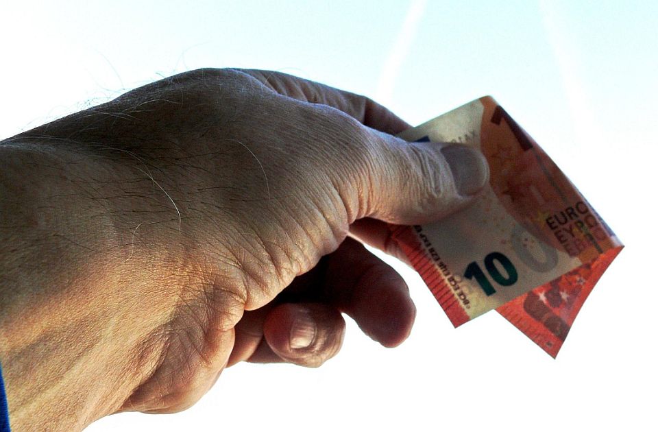 ANKETA: Jeste li kupovali evro prethodnih dana?