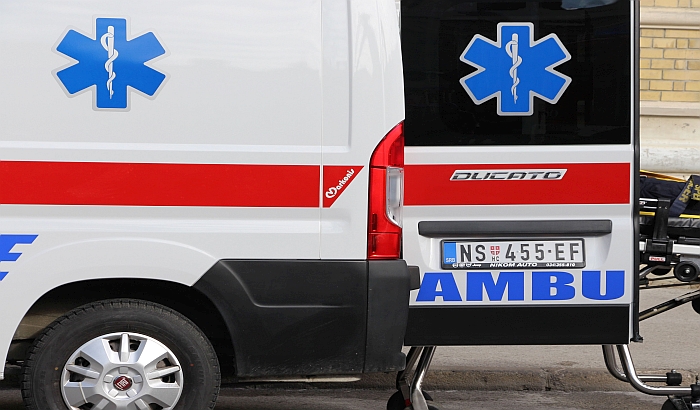 Ženu oborio automobil dok je prelazila ulicu u Temerinskoj, zadobila potres mozga