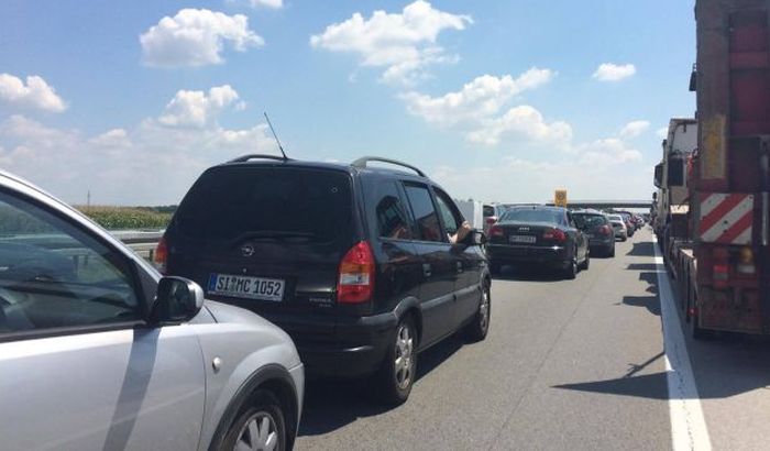 Pojačan saobraćaj na izlazima iz Srbije, duža čekanja na graničnim prelazima