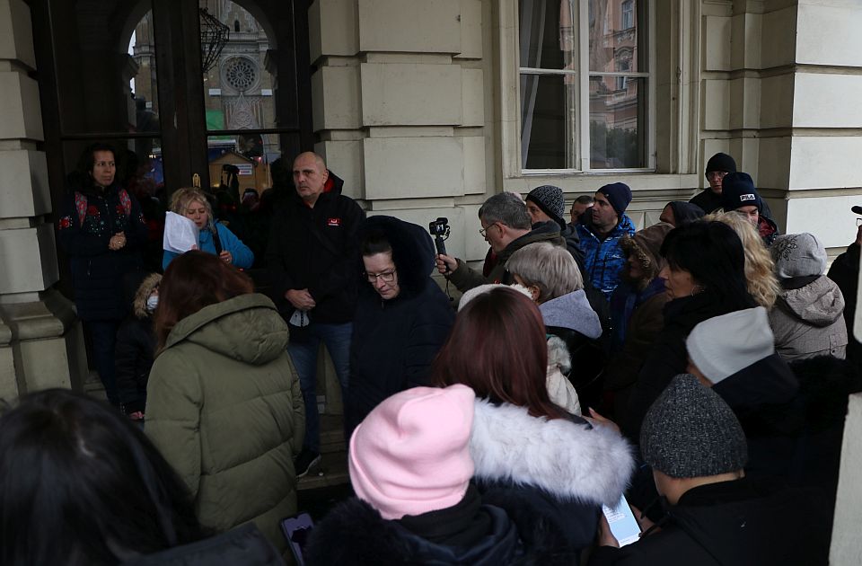 FOTO Bivši radnici DES-a protestovali ispred Gradske kuće: Već četiri godine traže zaostale zarade