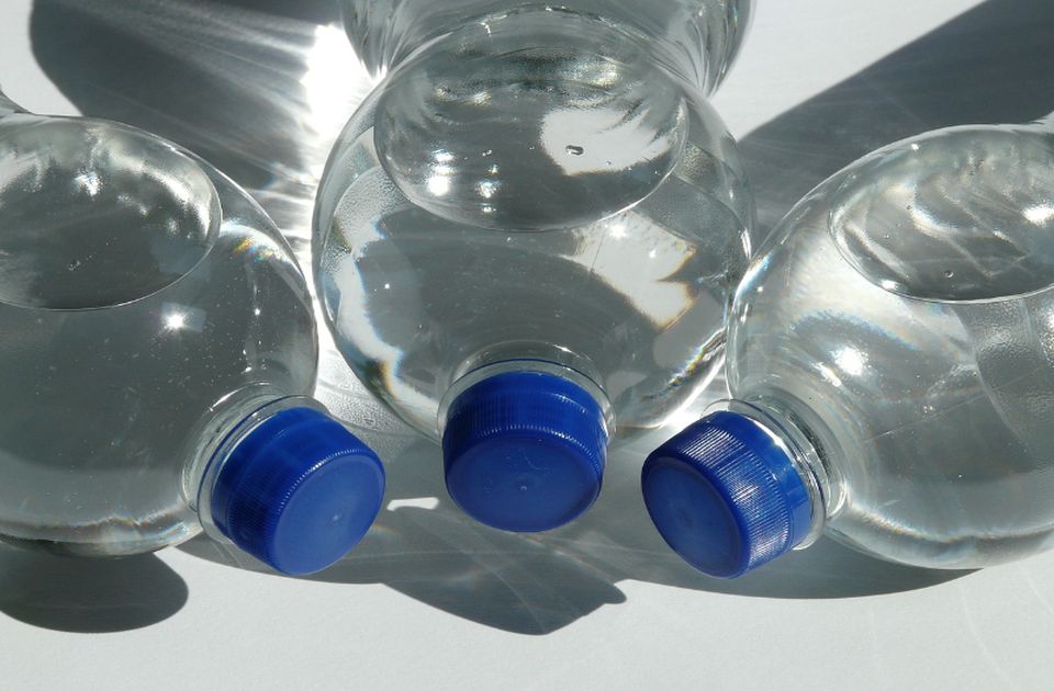 Uskoro će biti još više plastičnih flaša s privezanim čepovima