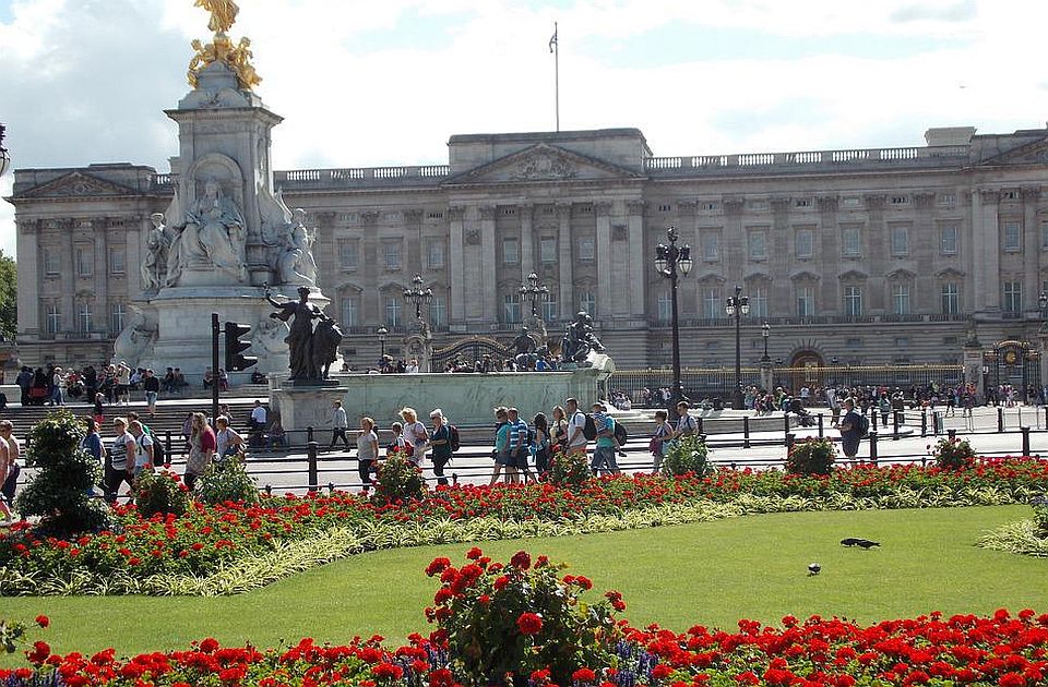 Rekordno toplo: U Londonu izmereno više od 40 stepeni, vrućina izazvala krivljenje šina