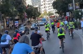 VIDEO: Studenti krenuli u veliku biciklističku vožnju po Srbiji - nose tri primerka Ustava 