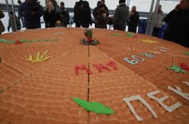 FOTO: Ispred Hrama Svetog Save lomljena 260 kilograma teška česnica sa 33 zlatnika