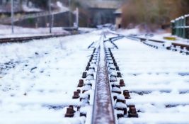 Putnici od sinoć zarobljeni na železničkoj stanici u Kninu: Nema alternativnog prevoza, ništa ne radi