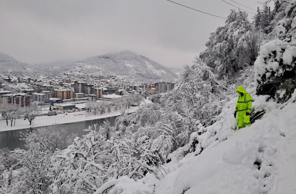 EDS: Radnici danonoćno ulažu nadljudske napore da Loznica i Valjevo ponovo imaju struju