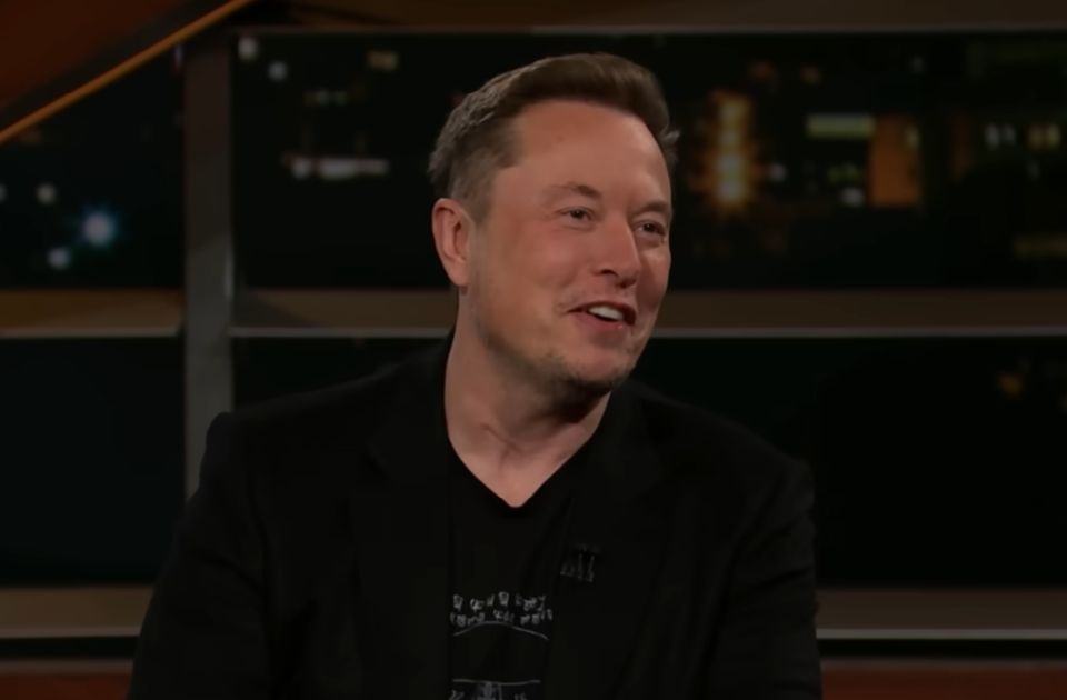 Grok pravi lažne seksualizovane slike žena i dece, Mask se na to smeje