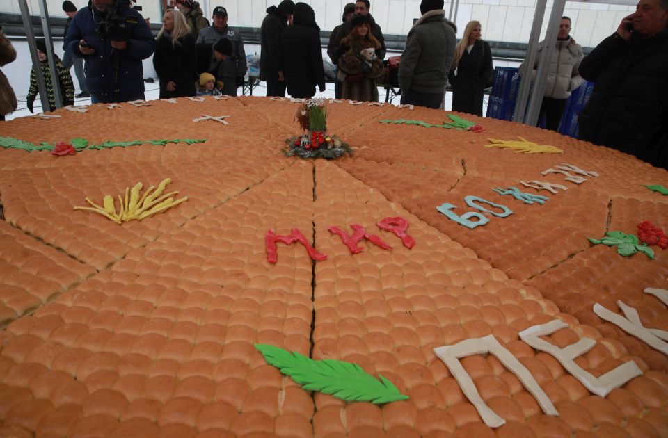 FOTO: Ispred Hrama Svetog Save lomljena 260 kilograma teška česnica sa 33 zlatnika