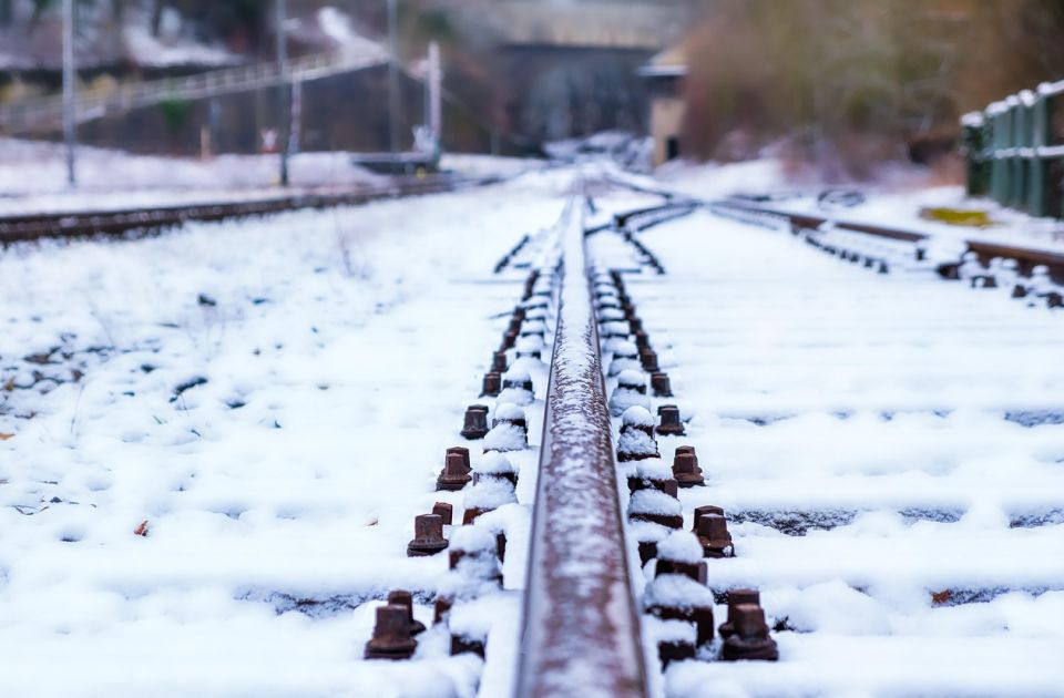 Putnici od sinoć zarobljeni na železničkoj stanici u Kninu: Nema alternativnog prevoza, ništa ne radi