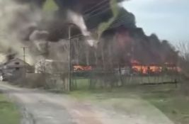 VIDEO Požar u staroj fabrici u Irigu: Vidi se i iz Novog Sada