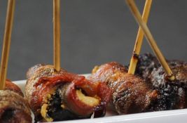 VIDEO: Suve šljive umotane u slanini - niko ne pojede samo jednu