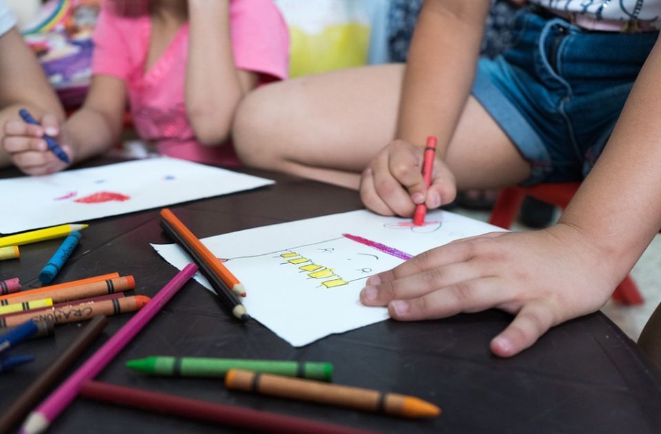 Vaspitačica u Čačku suspendovana pošto je dete samo izašlo iz vrtića, dobila podršku 60 roditelja 