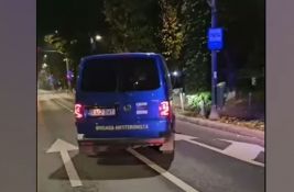 VIDEO: Automobilom pokušao da uđe u rusku ambasadu u Bukureštu
