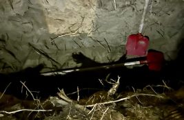 FOTO MUP: Policija sprečila ubistvo, članovi kriminalne grupe kopali raku, imali sonu kiselinu i kreč