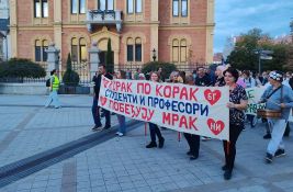 Protest ispred Jovine gimnazije: Da se učenici vrate u svoju školu