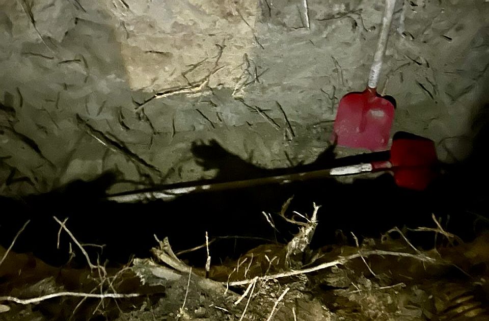 FOTO MUP: Policija sprečila ubistvo, članovi kriminalne grupe kopali raku, imali sonu kiselinu i kreč