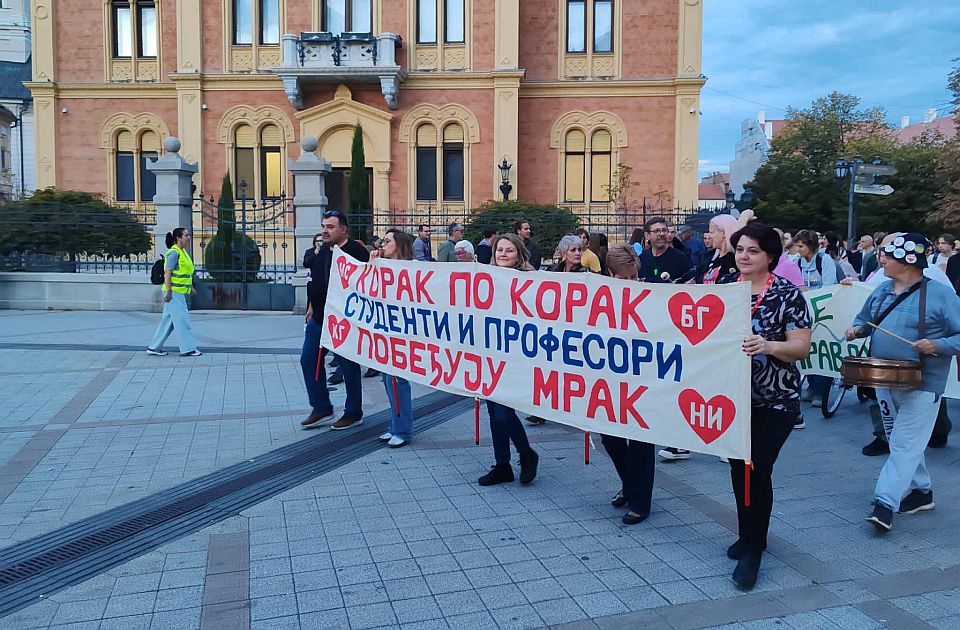 UŽIVO U toku protestna šetnja od Jovine do Mašinske: Da se učenici vrate u svoju školu