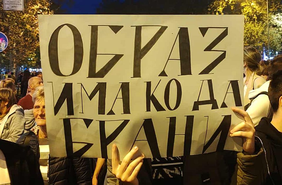 UŽIVO U toku protestna šetnja od Jovine do Mašinske: Da se učenici vrate u svoju školu UŽIVO U toku protestna šetnja od Jovine do Mašinske: Da se učenici vrate u svoju školu