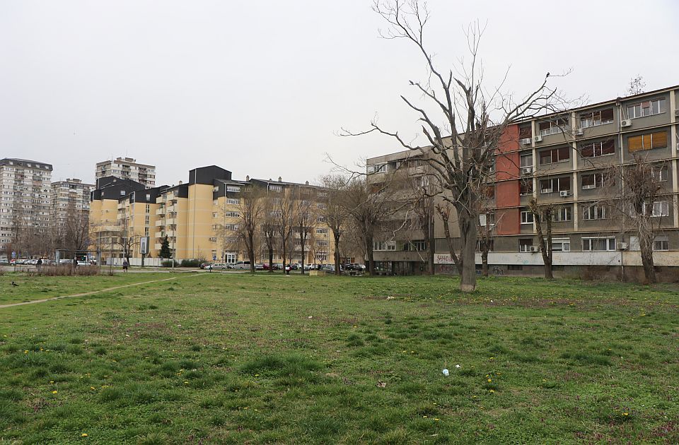 U nedelju sadnja 16 stabala na mestu kod Štranda gde se planira gradnja crkve