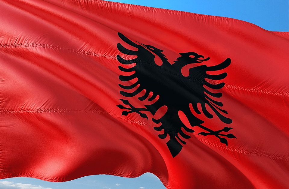 Zašto mladići skidaju albanske zastave po Beogradu?