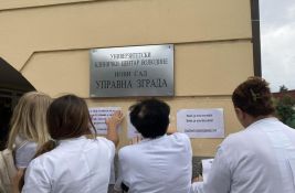 FOTO, VIDEO Medicinari i građani ispred KCV povodom hapšenja tehničara: 