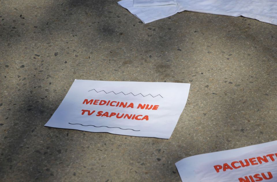 Protest ispred KCV zbog hapšenja tehničara danas: "Branite li državu ili nanosite štetu pacijentima?" Protest ispred KCV zbog hapšenja tehničara danas: "Branite li državu ili nanosite štetu pacijentima?"