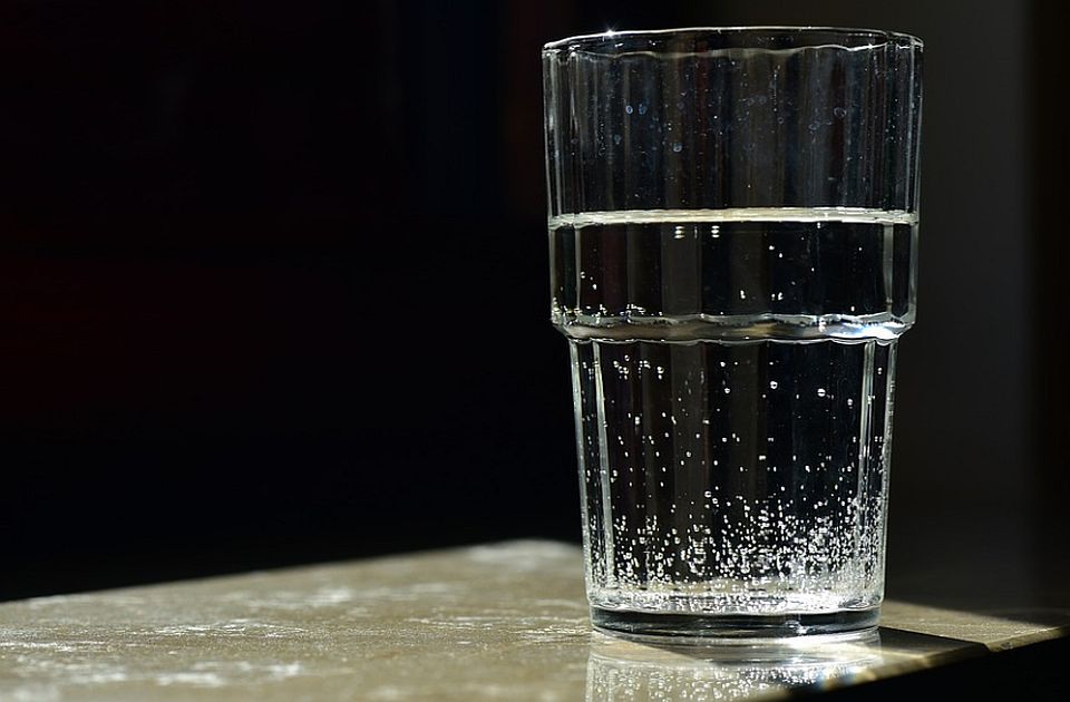 Treba popiti čašu vode čim se probudimo: Evo zašto Treba popiti čašu vode čim se probudimo: Evo zašto