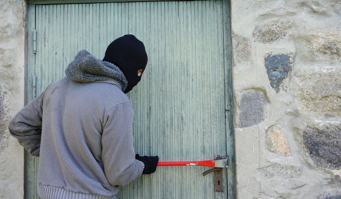 Bačka Palanka: Mladići provalili penzioneru u kuću i opljačkali ga