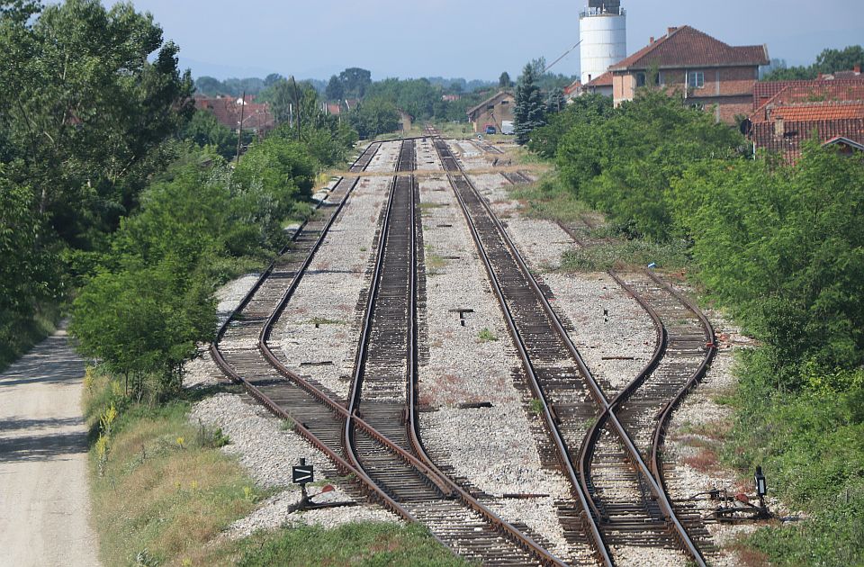 Motociklista podleteo pod voz na pružnom prelazu u Čačku