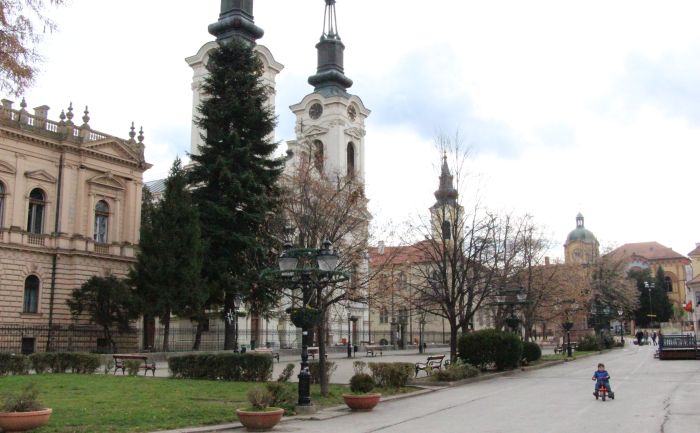 Tamburaši za doček Nove godine u centru Sremskih Karlovaca, novac od prodaje vina ide siromašnoj deci