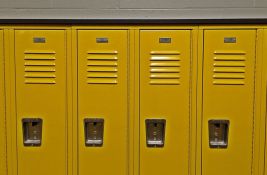 Đački rančevi preteški, a ormarića nema: Šta sprečava škole da uvedu ovo rešenje?