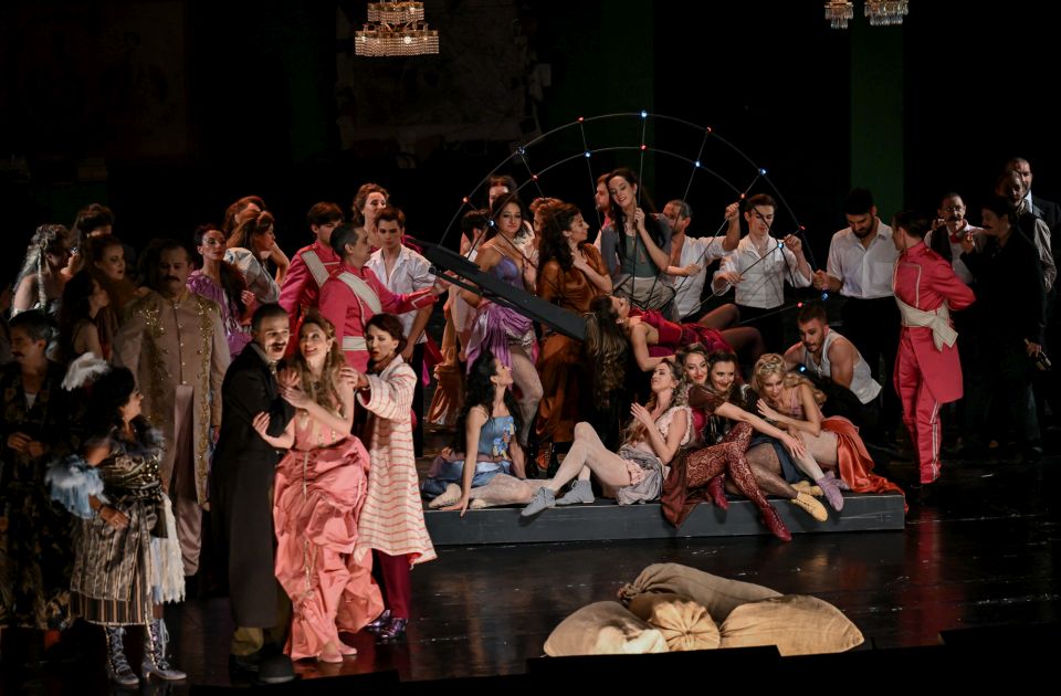 Opereta "Slepi miš" oduševila Novosađane, tražila se karta više i za premijeru i za reprizu