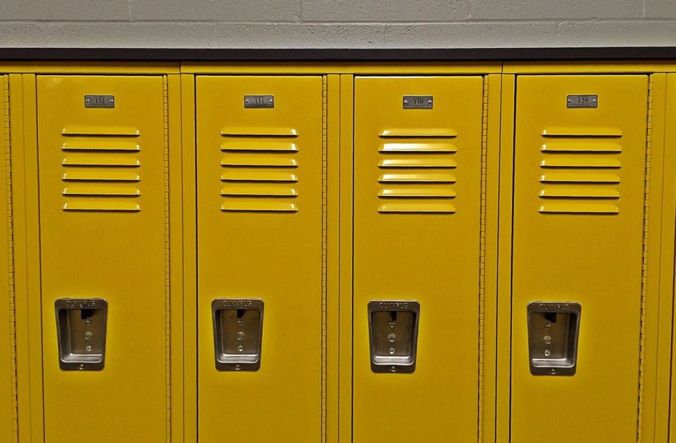 Đački rančevi preteški, a ormarića nema: Šta sprečava škole da uvedu ovo rešenje?